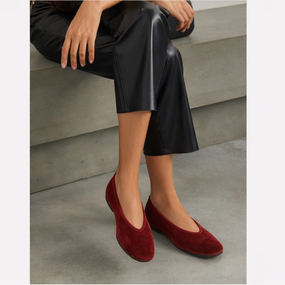 Le Monde Beryl Flats Regency Slipper in Velvet Brick Red